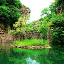 A beautiful and romantic love story unfolds beneath the hawthorn trees in Wanxian Mountain